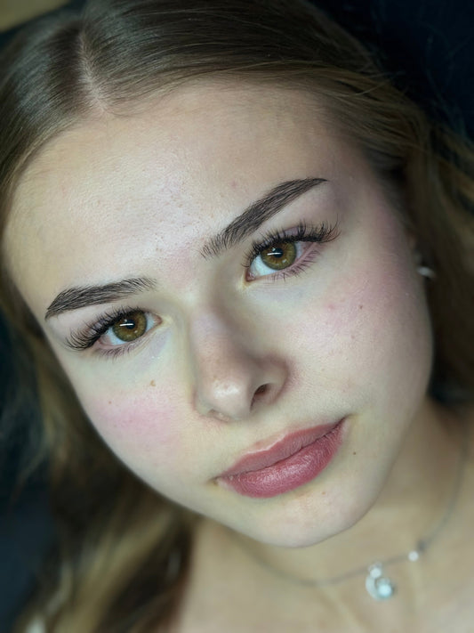 Natürliche Wimpernverlängerung mit Volumen - professionelle Lash Extensions von DOLLSBEAUTY.