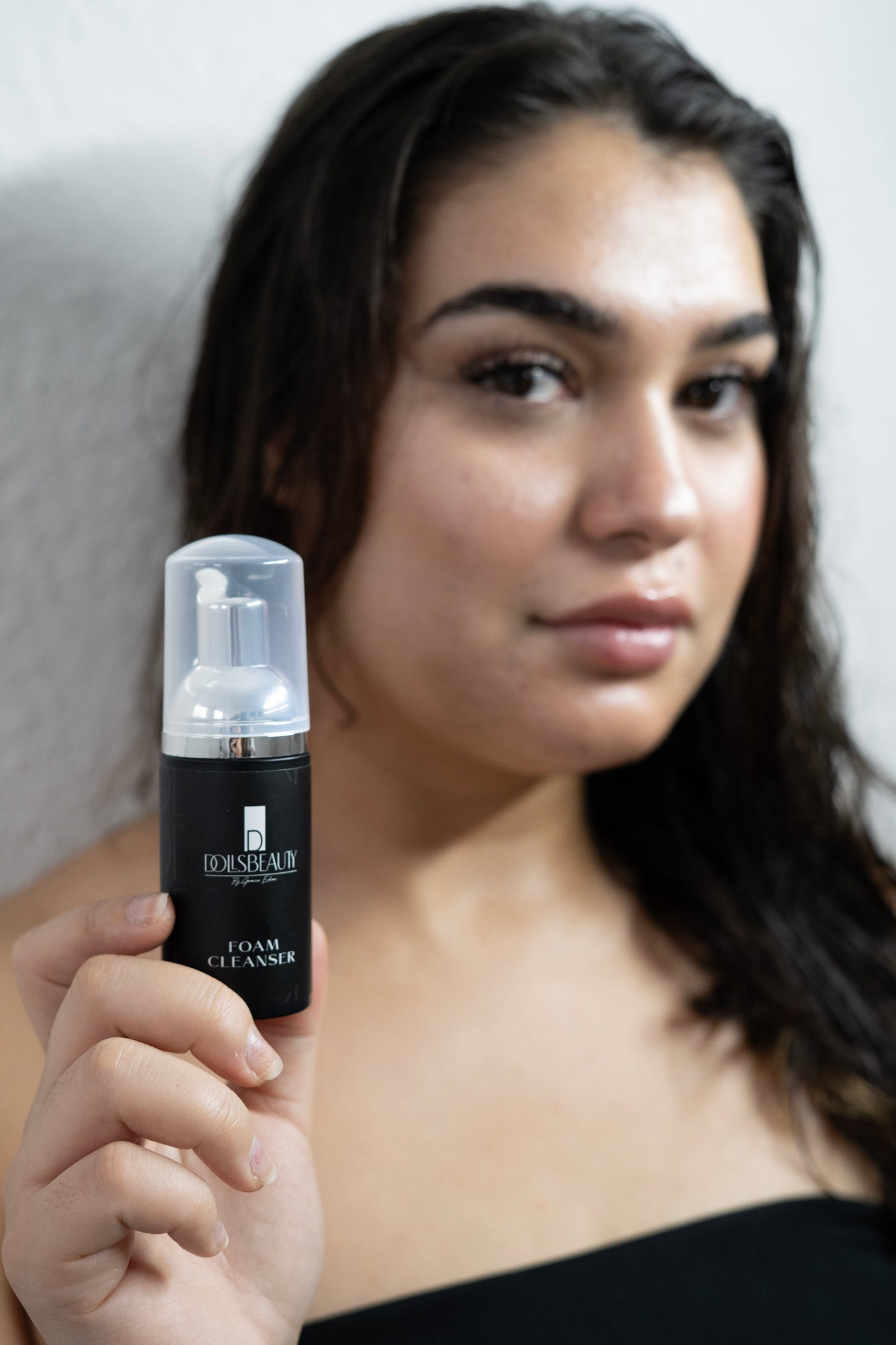 Professioneller Lash Foam Cleanser von DOLLSBEAUTY zur Reinigun von Wimpernverlängerungen 