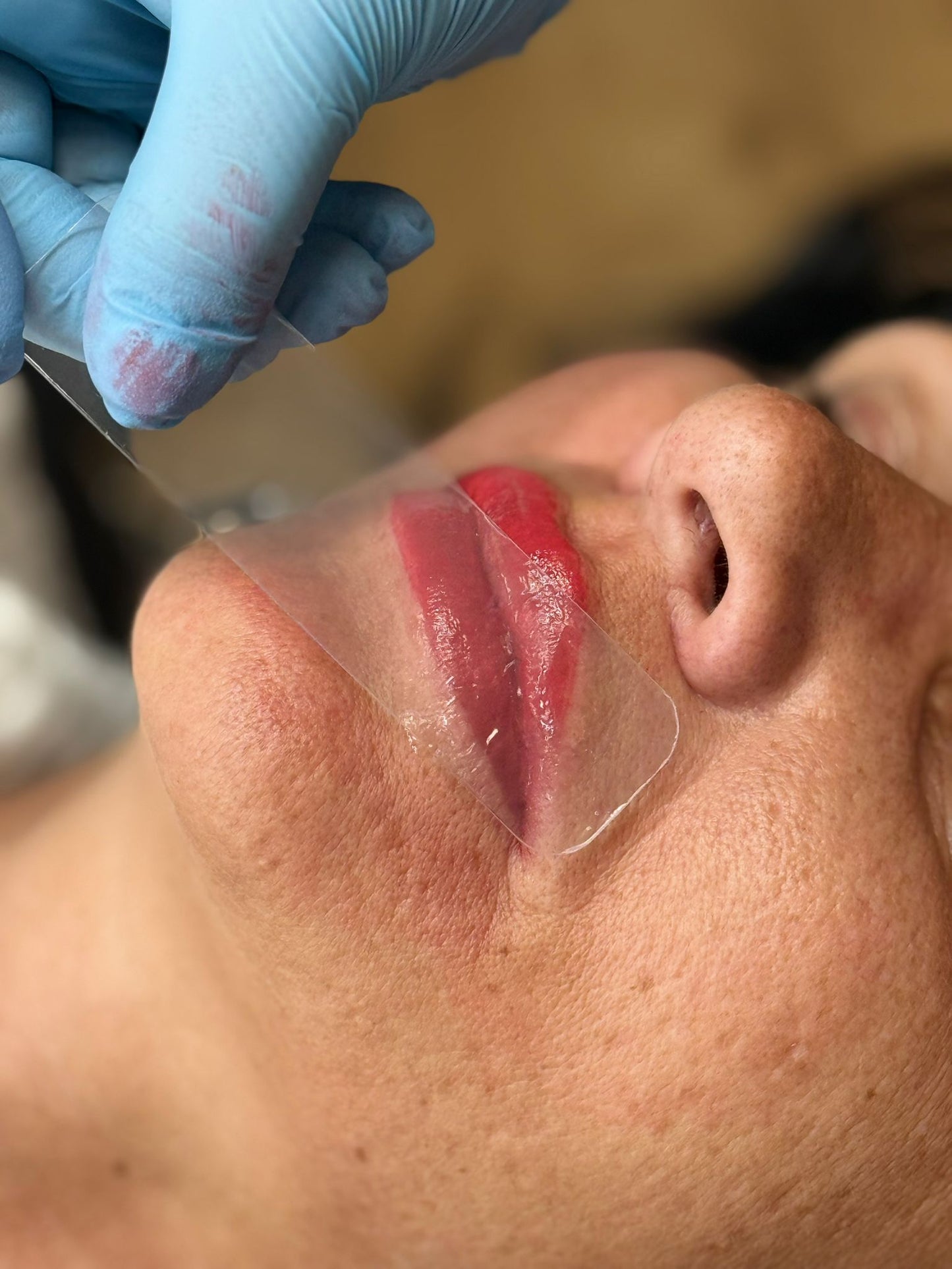 Praxisphase der Permanent Make-Up Schulung für Lippen bei DOLLSBEAUTY Academy in Hagen