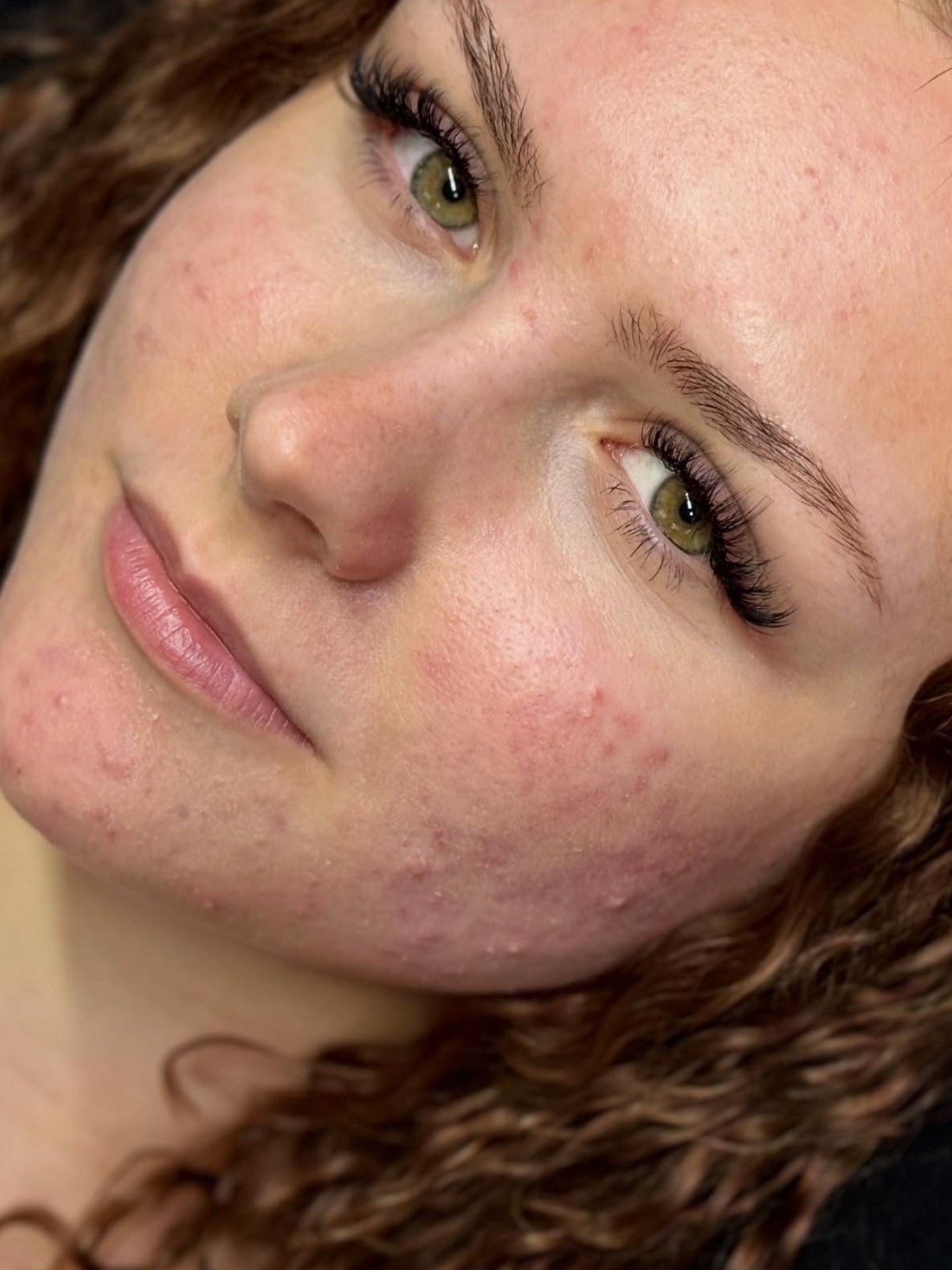 Professionelle Wimpeernverlängerung mit natürlichem Volumen - Lash Extensions von DOLLSBEAUTY.