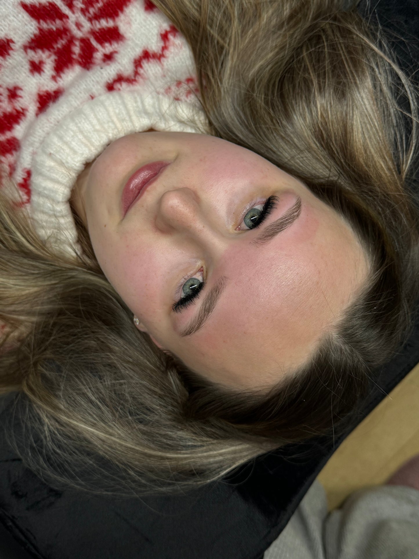 Nahaufnahme einer Frau mit makellosem Augen-Make-Up und präzise gestylten Augenbrauen - Beispiel für Detailarbeit im Beauty Perfektionstraining.
