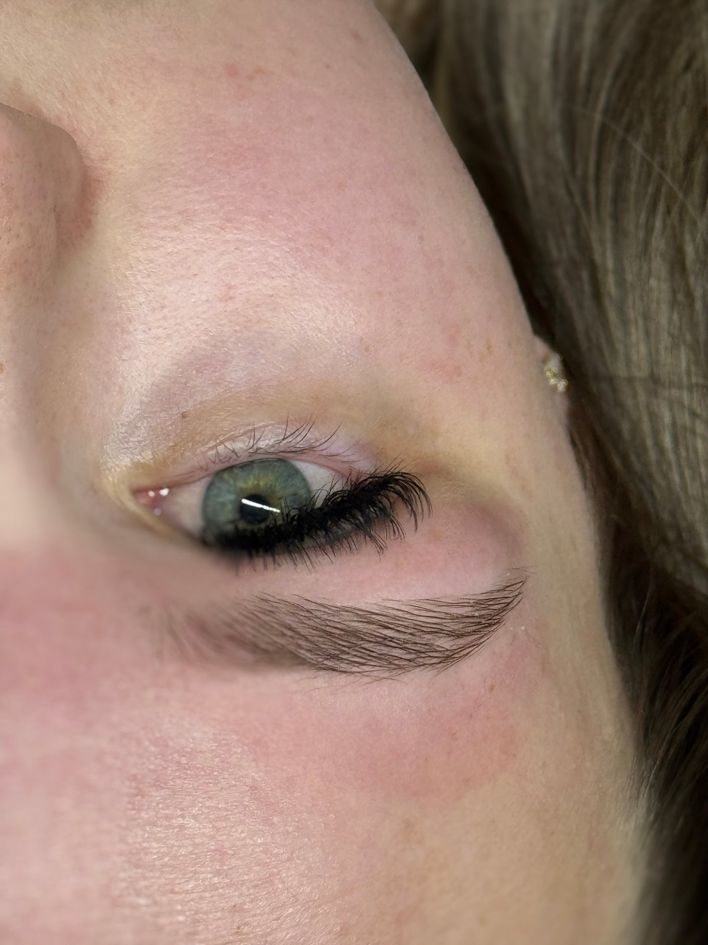 Detailaufnahme einer Augenpartie mit präzise gesetztem Wimpernextentsios und sauberer Linienführung - Beispiel für Feinarbeit im Wimpern-Perfektionstraining.