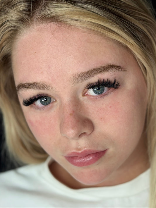 Wimpern Perfektionstraining bei DOLLS BEAUTY - präzise Volumentechnik und perfekte Lashline für professionelle Stylistinnen.
