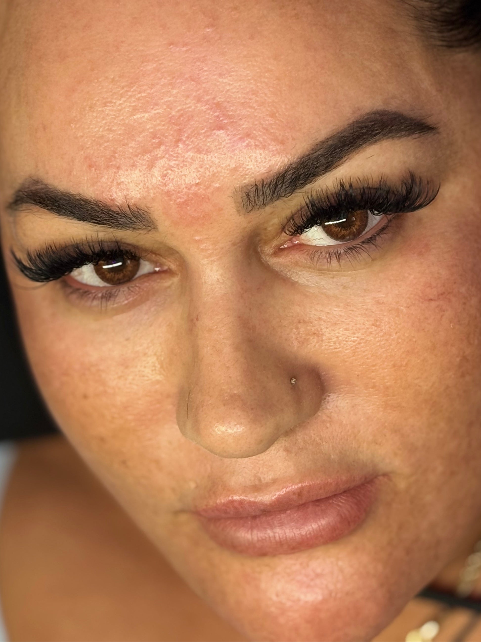 Volumen-Wimpernverlängerung mit gleichmäßiger Fächerstruktur, korrekter Platzierung und harmonischer Formgebung.