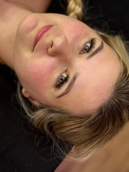 Detailaufnahme einer Kundin mit präzise gesetzten Wimpernextensions und sauberer Lashline - Ergebnis aus dem Wimpern-Perfektionstraining.
